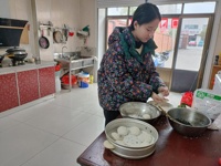 月满人间庆团圆   巧手搓出幸福年
