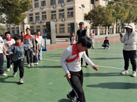   “绳”采飞扬，各显“绳”通